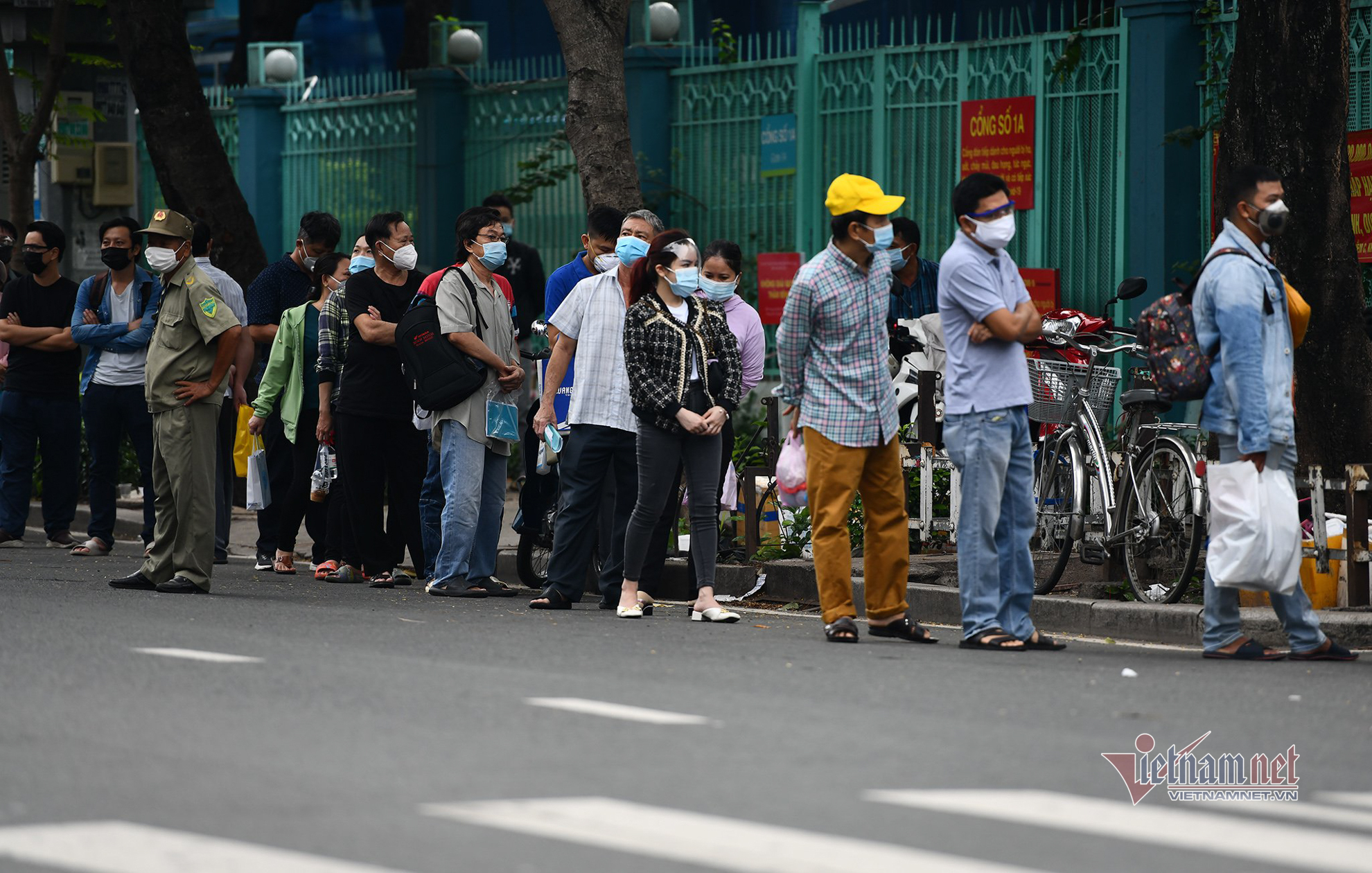 TP.HCM nhộn nhịp ngày đầu tuần 'bình thường mới'