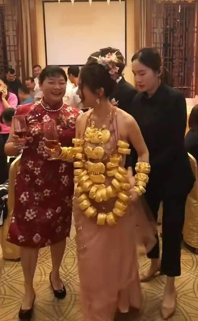 Cô dâu đeo 60 chiếc vòng vàng trong đám cưới gây xôn xao
