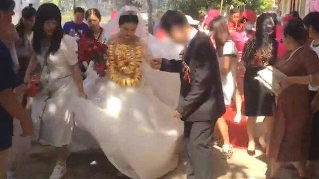 Cô dâu đeo 60 chiếc vòng vàng trong đám cưới gây xôn xao