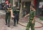 Cháy nhà dân ở TP.HCM, cảnh sát giải cứu 2 người mắc kẹt