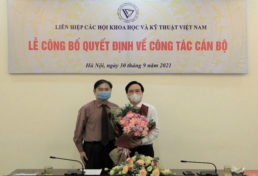 GS.TS Phùng Xuân Nhạ nhận thêm nhiệm vụ mới