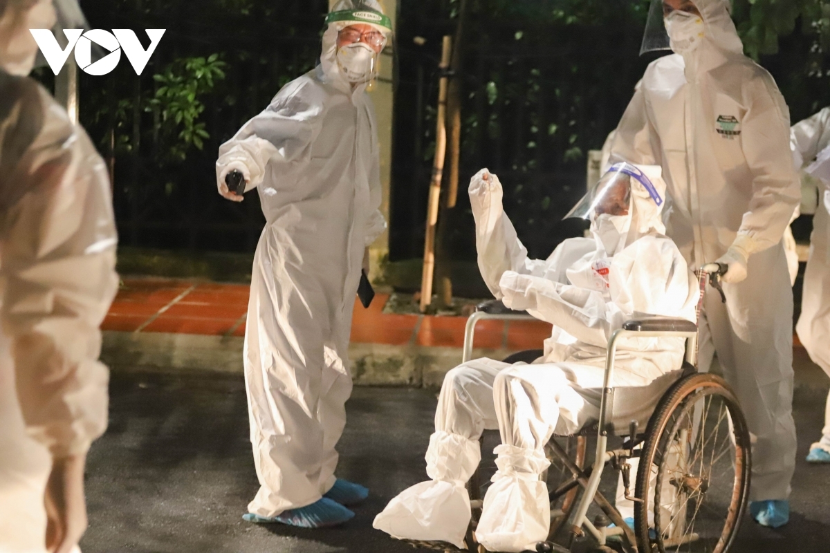 Di chuyển hơn 1.000 người từ Bệnh viện Việt Đức sang cách ly
