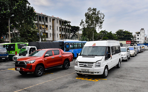 Đến từ sáng sớm, xếp hàng nửa ngày để đăng kiểm ô tô ở TP.HCM