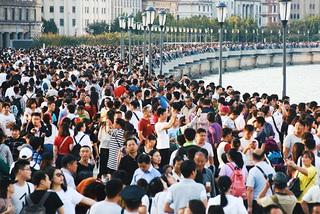 Cả triệu người Trung Quốc kéo chật kín Bến Thượng Hải mừng tuần lễ Quốc khánh