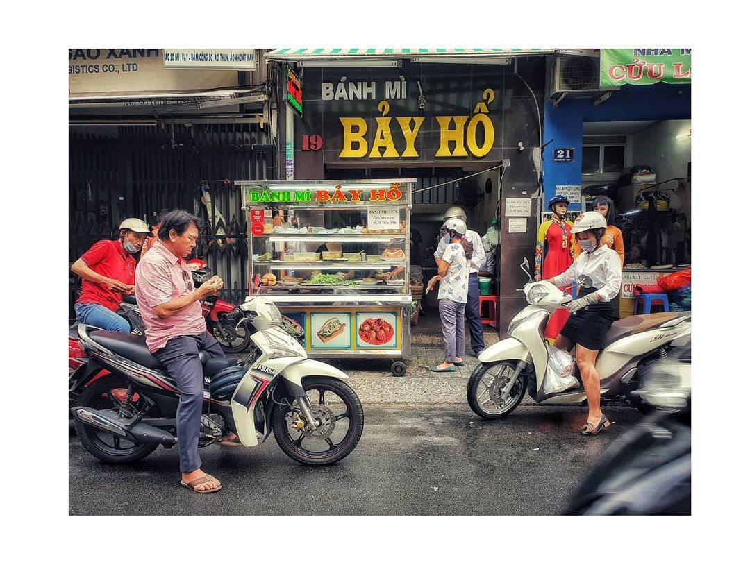 Loạt bánh mì đắt hàng nhất Sài Gòn, khách chi cả trăm ngàn đặt ship taxi
