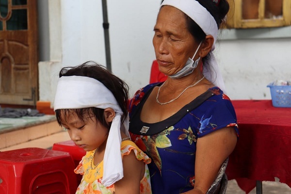 Thai phụ bị nước cuốn trôi, con thơ nhớ mẹ khóc cạn nước mắt