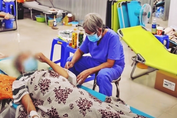 Sự thật cụ bà F0 xin ở lại viện làm tình nguyện viên vì con cái ruồng bỏ