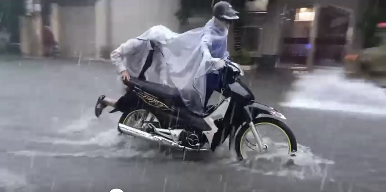 Mưa lớn, nhiều tuyến đường ở TP Hà Tĩnh ngập sâu