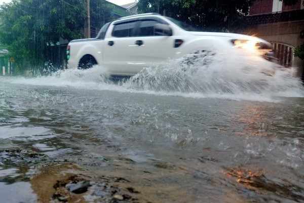 Mưa lớn, nhiều tuyến đường ở TP Hà Tĩnh ngập sâu
