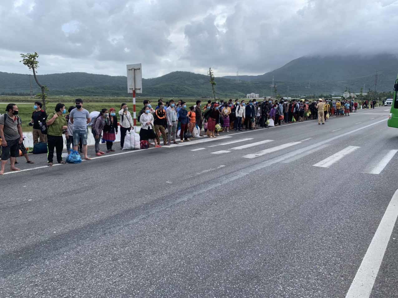 400 công dân đi bộ từ miền Nam về, Hà Tĩnh huy động 13 ô tô chở qua địa bàn