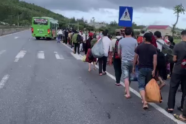 400 công dân đi bộ từ miền Nam về, Hà Tĩnh huy động 13 ô tô chở qua địa bàn