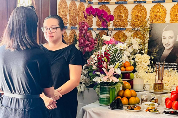 Con gái Phi Nhung mệt mỏi, mắt sưng húp túc trực bên bàn thờ mẹ