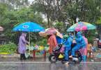 Hành động làm ấm lòng nghìn người đi xe máy về quê dưới cơn mưa nặng hạt