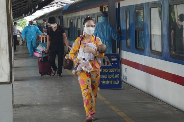 Bốn chuyến tàu đưa 2.800 người dân Quảng Bình rời TP.HCM về quê