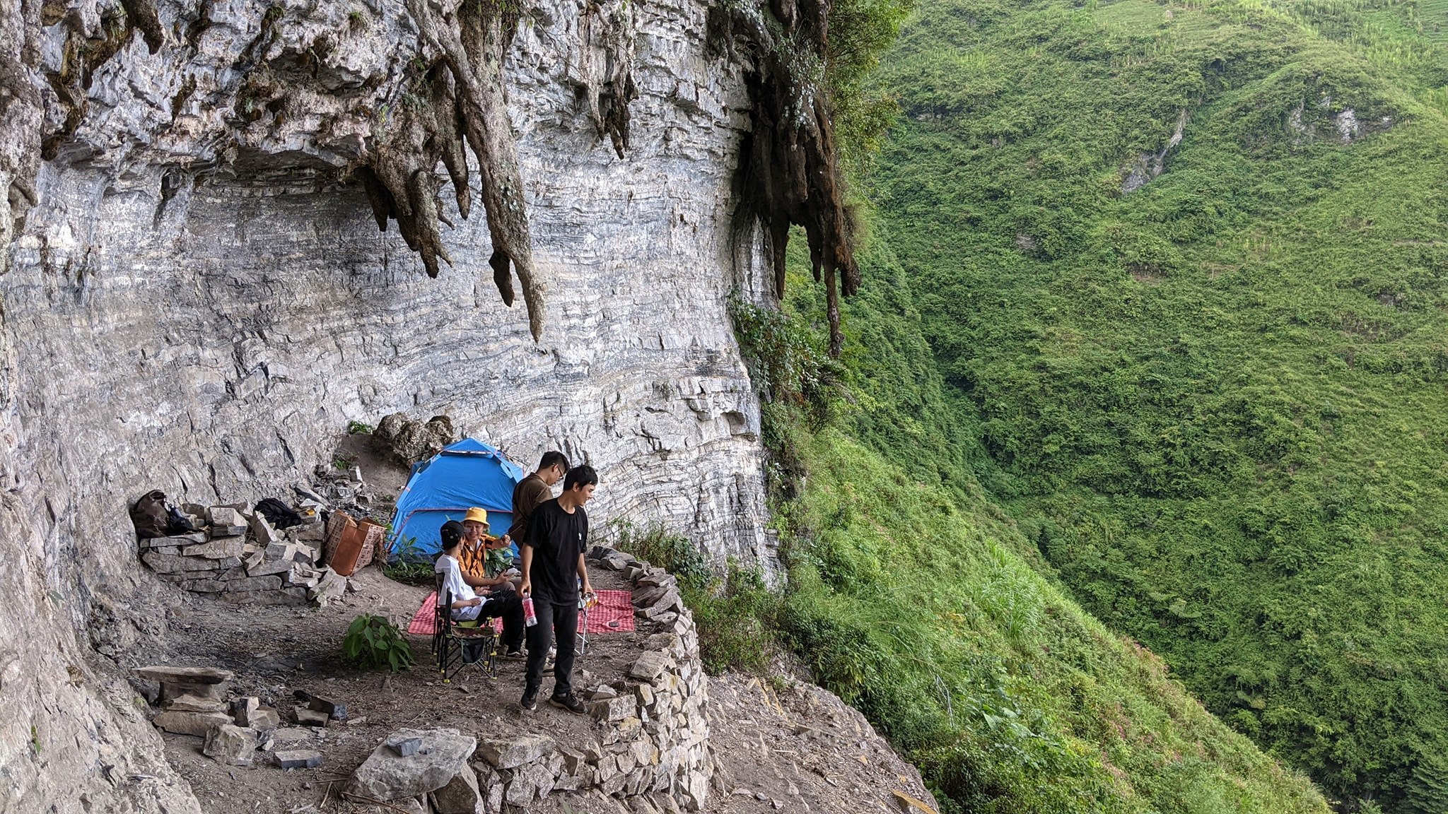 Cắm trại vách đá trắng Hà Giang ngắm trọn đèo Mã Pí Lèng và sông Nho Quế