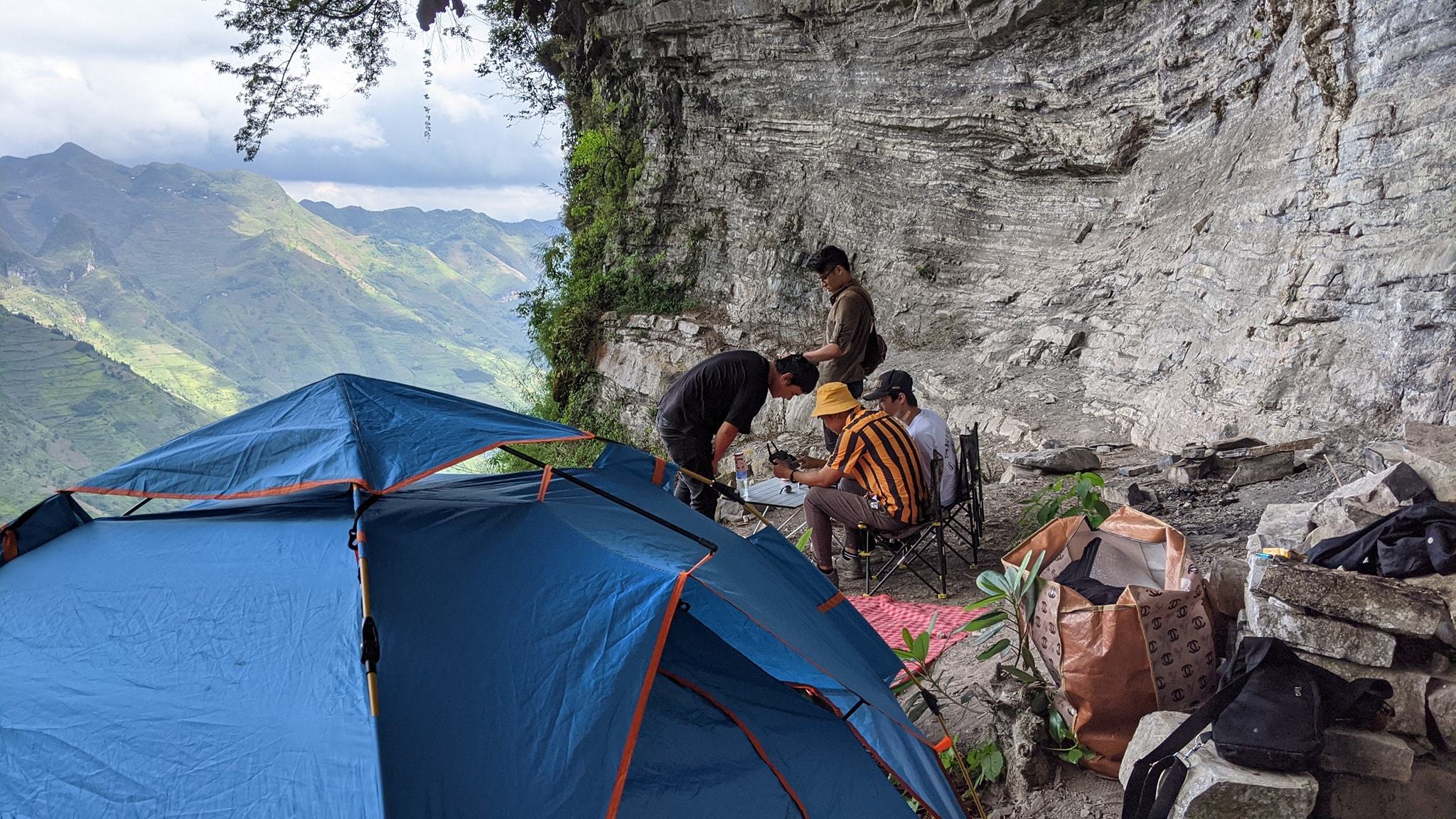 Cắm trại giữa cheo leo vách đá Hà Giang, ngắm trọn đèo Mã Pí Lèng và sông Nho Quế