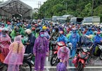 Dòng người chạy xe máy về quê trong mưa, Nghệ An dựng nhà bạt đón