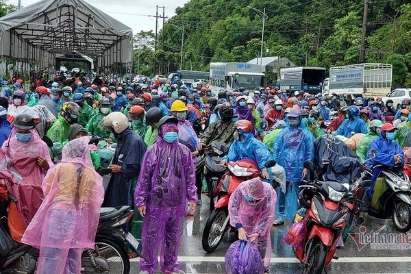 Dòng người chạy xe máy về quê trong mưa, Nghệ An dựng nhà bạt đón