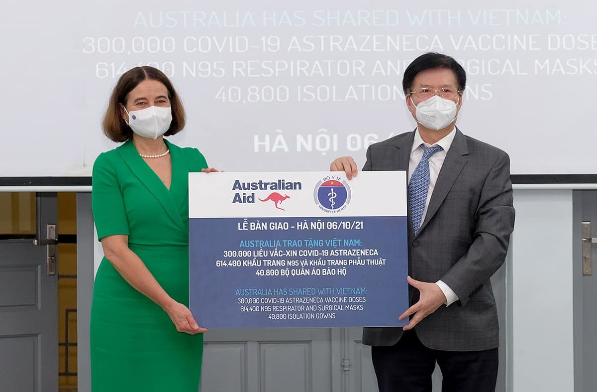 Việt Nam nhận 300.000 liều vắc xin AstraZeneca từ Australia