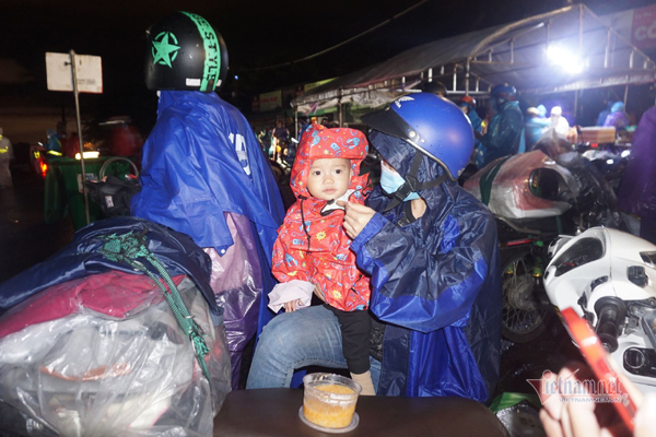 Người dân ùn ùn đội mưa đi xe máy về quê, Chủ tịch Đà Nẵng chỉ đạo khẩn