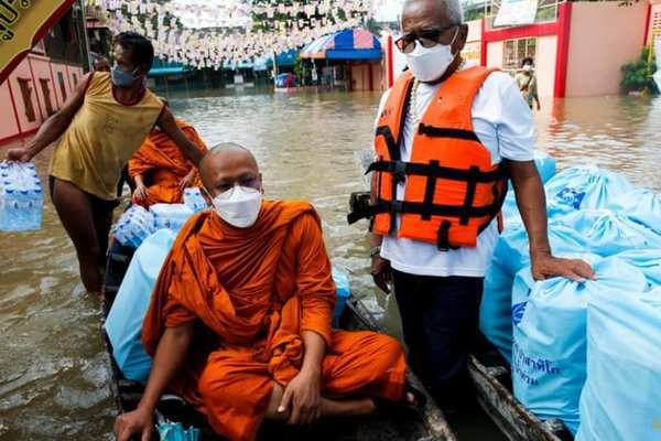 Mưa lớn kéo dài, cố đô Thái Lan chìm trong biển nước