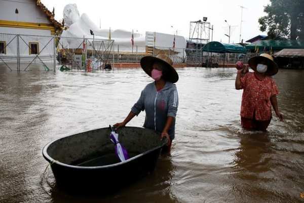 Mưa lớn kéo dài, cố đô Thái Lan chìm trong biển nước