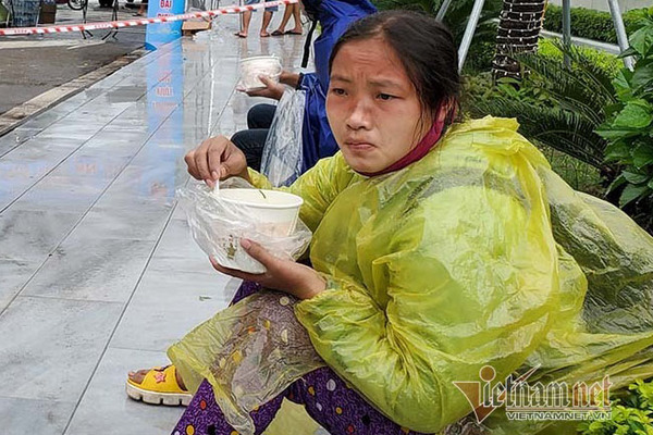 Vượt 1.000 km về quê, ấm lòng với bát cháo nóng trong mưa