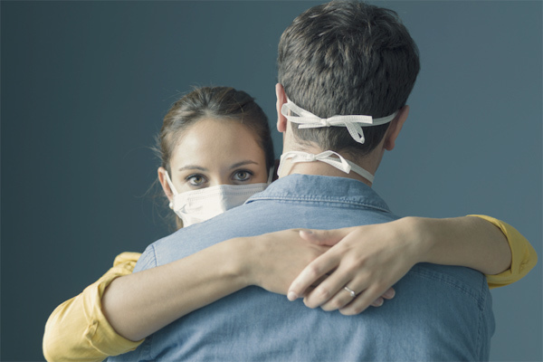 Có an toàn khi hai người đã tiêm vắc xin Covid-19 ôm hôn?