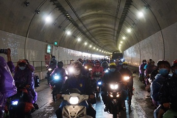 Quyết định "phút 89" mở hầm Hải Vân, ngàn người đỡ cảnh xuyên mưa