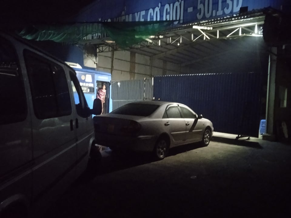 Chủ xe ngủ qua đêm trước trạm đăng kiểm ở TP.HCM
