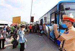 Hà Nội dùng xe buýt đưa gần 2.000 người từ các tỉnh phía Nam về quê