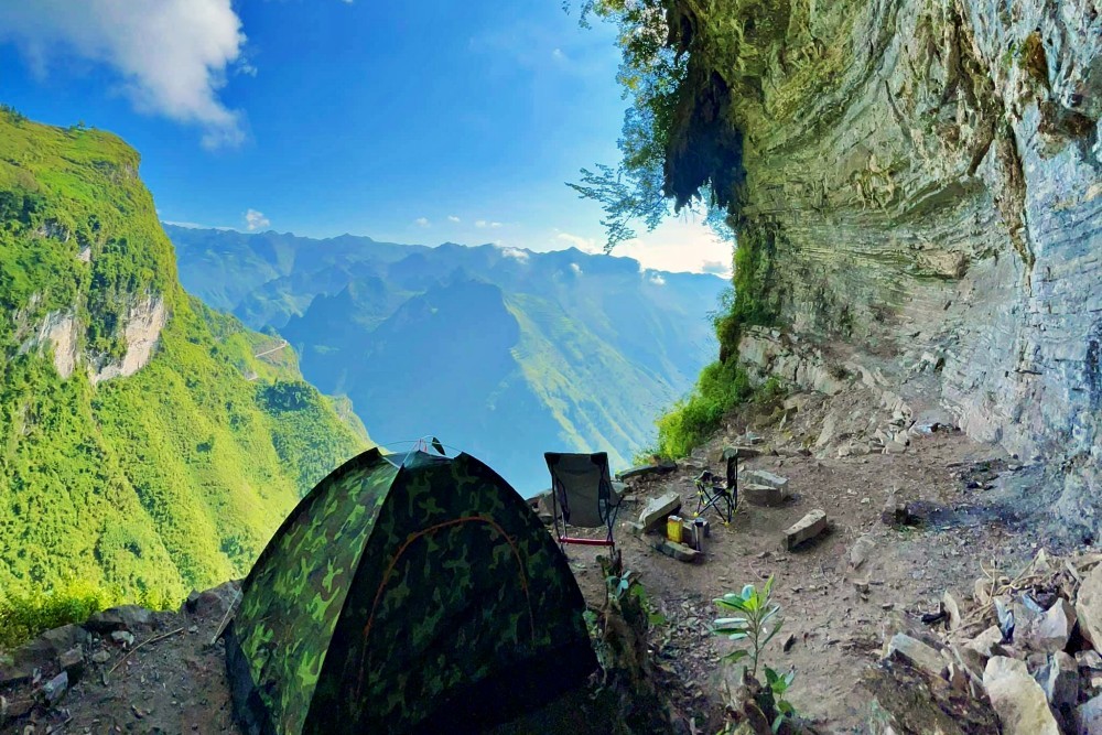 Camping on the white cliffs in Ha Giang