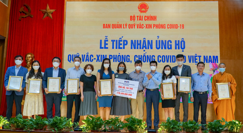 Nhiều cá nhân, công ty tiếp tục ủng hộ Quỹ vắc -xin phòng, chống Covid-19