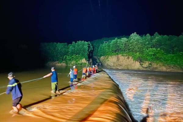 Cảnh sát Quảng Trị 'dàn trận' cứu dân vượt dòng lũ chảy xiết