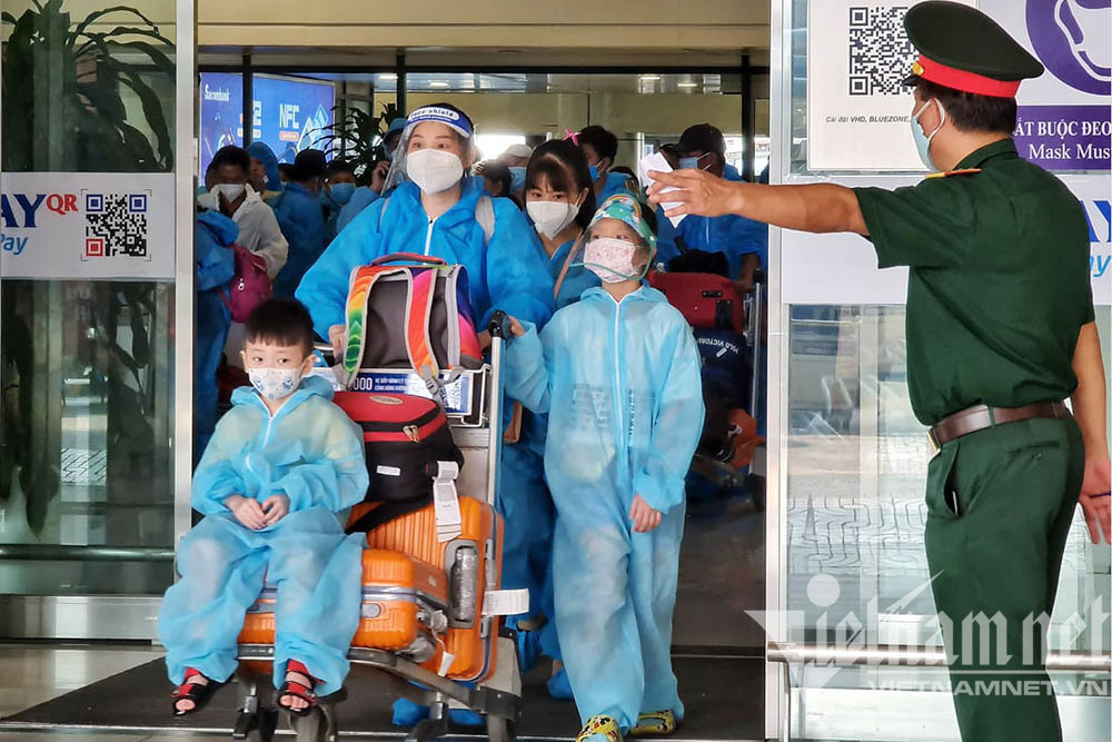 Hình ảnh nghìn công dân Vĩnh Phúc trở về trên những chuyến bay