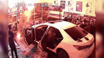 Loạt 'bom lửa' rơi trúng đầu ô tô, nhân viên nhanh trí cứu cả cửa hàng