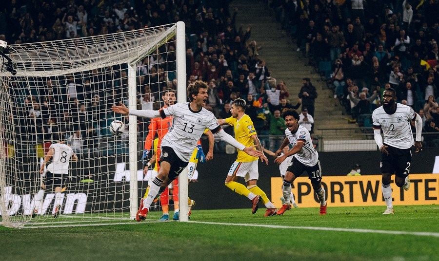 Thắng ngược Romania, Đức chạm một tay vào vé World Cup