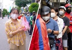 Xếp hàng mua bánh mì sau khi TP.HCM nới lỏng giãn cách