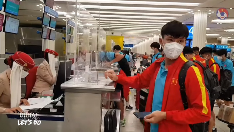 Tuyển Việt Nam tới Oman, Tuấn Anh quấn băng đầu gối