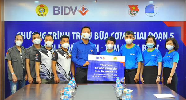 BIDV trao 18.000 suất cơm đến người dân khó khăn Hà Nội