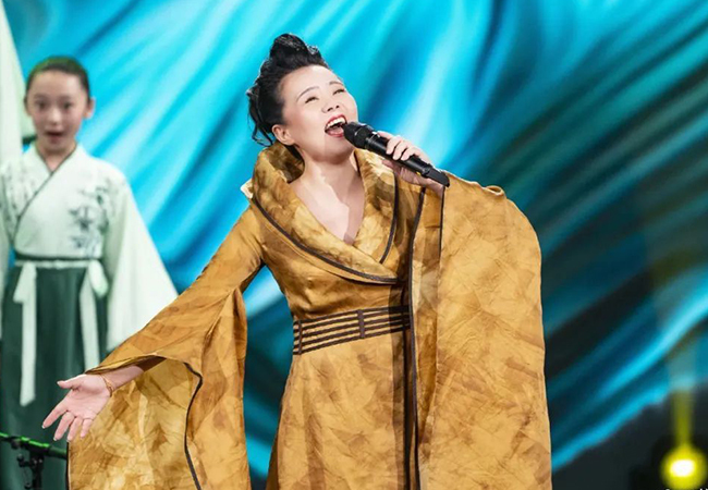 Cuộc sống của Cung Lâm Na - nữ ca sĩ hát