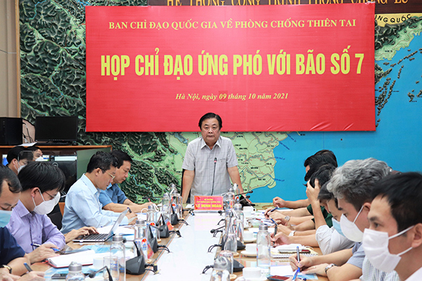 Kịp thời báo cho người dân về quê biết diễn biến mưa bão để phòng tránh