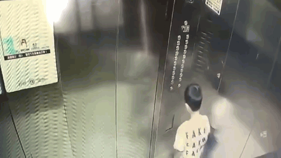 Hành động của cậu bé gây tai họa kinh hoàng trong thang máy