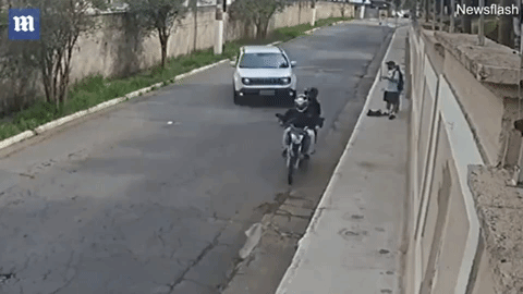 Clip cướp đang rút súng bị ô tô tông nóng nhất mạng xã hội