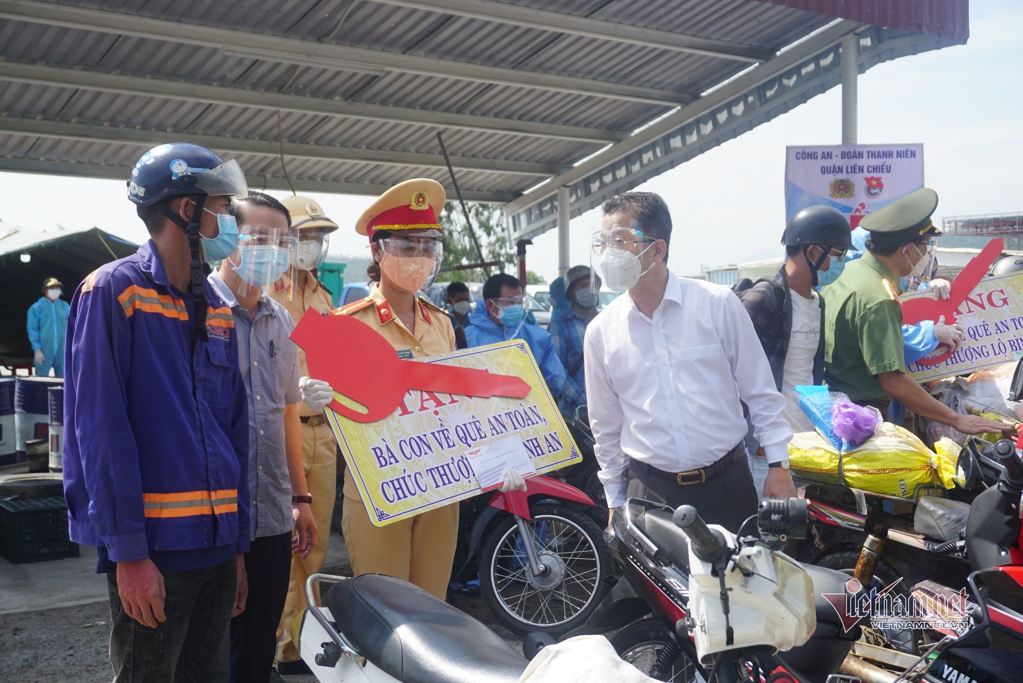 Bí thư Đà Nẵng trao quà tận tay người dân chạy xe máy về quê