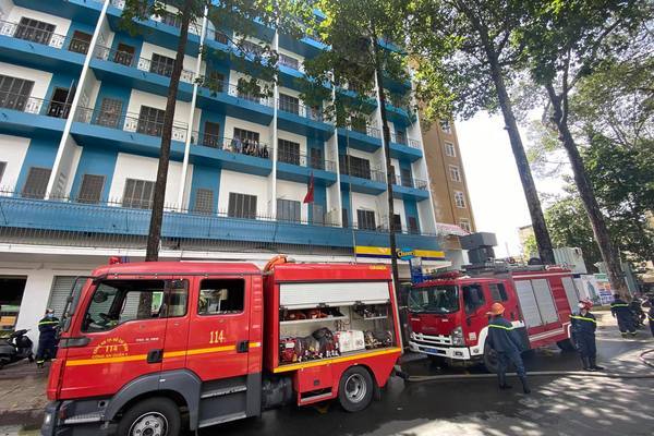 Cháy ở ký túc xá đại học giữa trung tâm TP.HCM, sinh viên tháo chạy