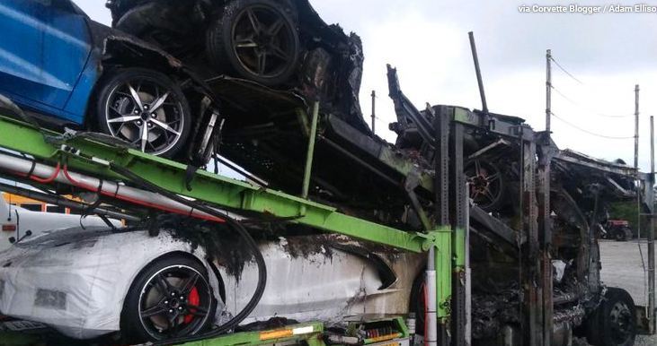 Loạt C8 Corvette mới cóng bốc cháy trên đường vận chuyển