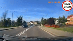 Audi lấn làn ‘húc’ xe van chở hàng, cả hai nát đầu