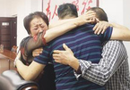 Con trai ôm bố mẹ khóc nức nở sau 41 năm bị người ăn xin bắt cóc
