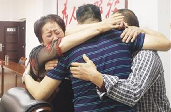 Con trai ôm bố mẹ khóc nức nở sau 41 năm bị người ăn xin bắt cóc